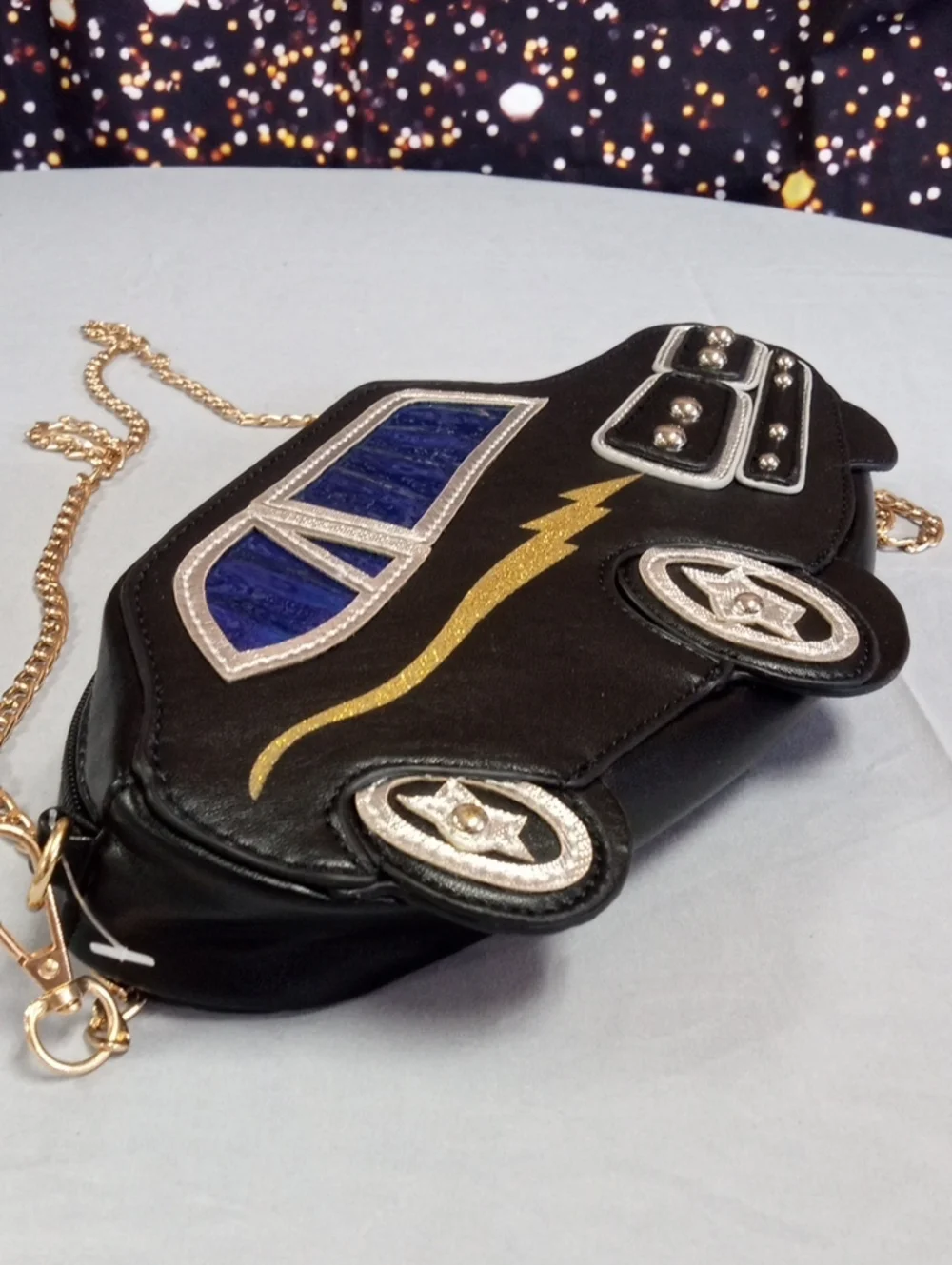 👜 Black Novelty Car-Shaped Crossbody Bag with Gold Chain - Picture 2 of 5
